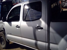 2006 TOYOTA TACOMA, SILVER, SR5 MODEL, CREW CAB, 4.0L, ATM 2WD.  Z25215
